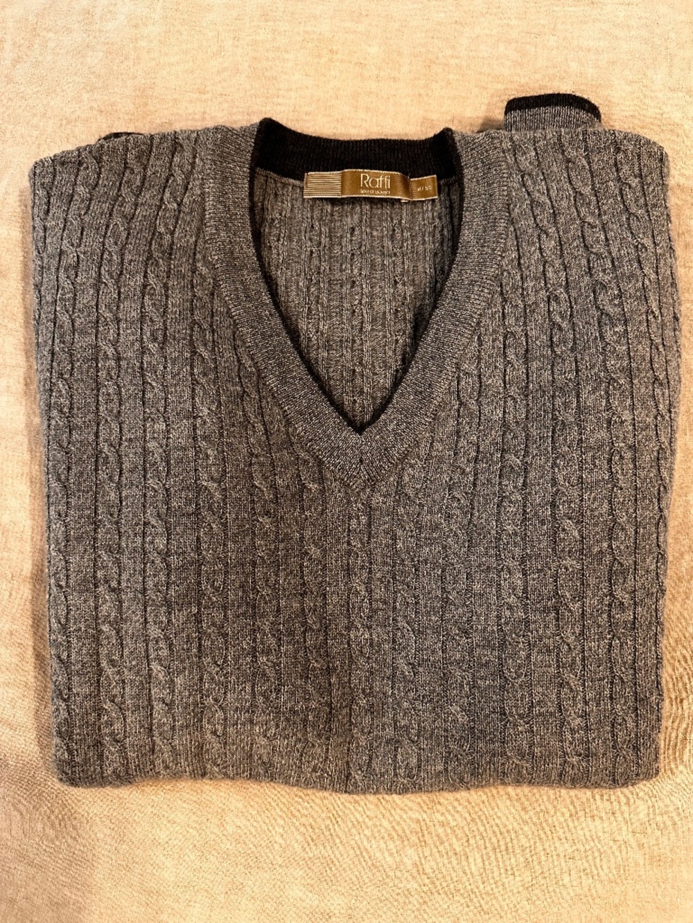 RAFFI, AN ITALIAN CABLE KNIT STYLE SWEATER, M/50